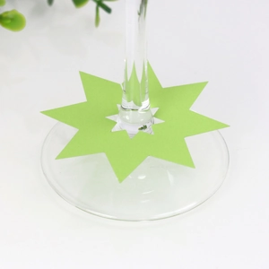 Detail van groene stervormige papieren wijnglas-naamkaartjes voor bruiloftsdecoratie
