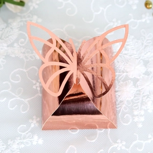 Dettaglio della scatola di caramelle a farfalla 3D in finitura oro rosa riflettente