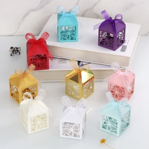 Detailansicht der lasergeschnittenen Schmetterlings-Geschenkboxen mit Bändern in bunten Farben