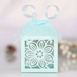 Detail van lasergesneden hibiscus snoepdoosje met een elegant lichtblauw chiffon lint