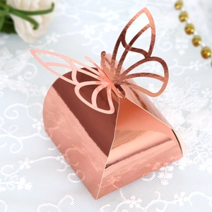 Dettaglio scatola regalo in oro rosa tagliata al laser con farfalla e finitura a specchio