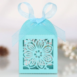 Detail van lichtblauwe lasergesneden hibiscus snoepdoos met organza lint en glans