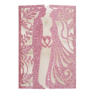 Ροζ γκλίτερ προσκλητήριο γάμου laser cut με σιλουέτα καρδιάς και φιγούρες νύφης γαμπρού