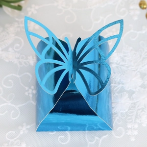 Dettaglio ravvicinato di una scatola regalo a farfalla tagliata al laser in blu metallizzato