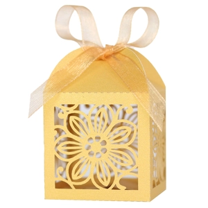 Macro-opname van een lasergesneden hibiscus geschenkdoos met gouden glans en lintstrik