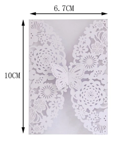 Détail carte d'invitation blanche découpée au laser avec motif papillon 6,7cm x 10cm