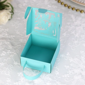 Détail de la boîte à dragées de mariage découpée au laser Mr & Mrs en bleu Tiffany chic