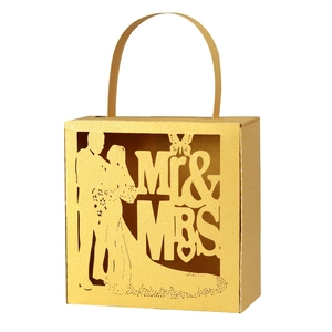 Boîte à dragées dorée découpée au laser avec silhouette de mariés et Mr & Mrs