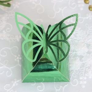 Dettaglio scatola regalo verde smeraldo con farfalla tagliata a laser e finitura metallica