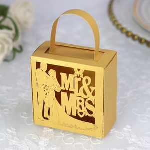 Détail de la boîte de mariage découpée au laser avec silhouette Mr & Mrs et mariés