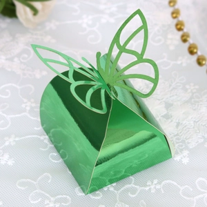 Dettaglio della scatola regalo farfalla verde tagliata al laser su pizzo bianco