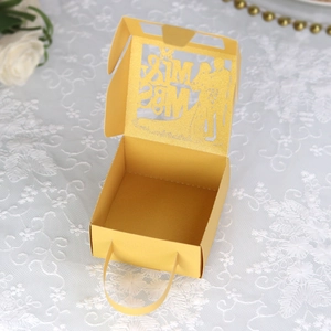 Boîte à dragées dorée découpée au laser Mr & Mrs avec une silhouette de mariage élégante