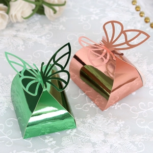 Dettaglio di scatola per caramelle a farfalla tagliata al laser in verde e oro rosa
