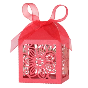 Detail van rood lasergesneden bruiloft snoepdoosje met een transparante organza strik