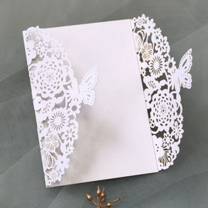 Vue détaillée de l'invitation découpée au laser avec motif de papillon élégant