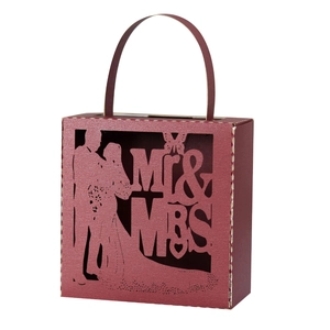 Sac cadeau de mariage bordeaux découpé au laser avec silhouette Mr & Mrs et poignées