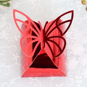 Dettaglio della scatola di caramelle farfalla rossa metallizzata con intaglio laser