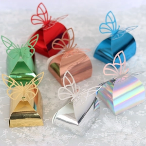 Dettaglio delle scatole di caramelle a farfalla tagliate al laser in vari colori metallici