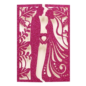 Ροζ glitter προσκλητήριο γάμου με laser cut σχέδιο ζευγαριού και καρδιάς