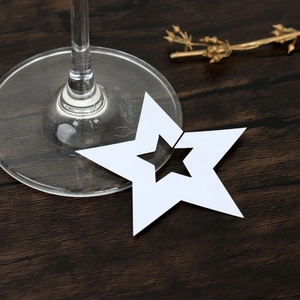 Tarjetas blancas de estrella para copas de vino con un diseño de recorte decorativo