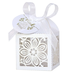 Detail van witte lasergesneden huwelijksbedankje doosje met Thank You label en wit lint