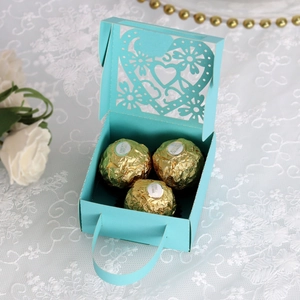 Detail van Tiffany blauwe bruiloft snoepdoos met laser-gehold hart en bloemenpatroon