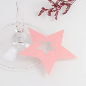 Detalle de tarjeta de estrella rosa para copa de vino con centro hueco decorativo