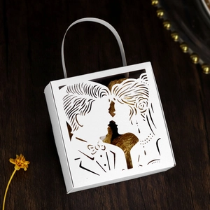 Λεπτομέρεια λευκό κουτί γάμου με laser-cut φιγούρα νύφης και γαμπρού που φιλιούνται