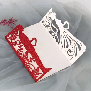 Λεπτομέρεια προσκλητηρίου γάμου laser-cut με κομψή σιλουέτα και κόκκινο γκλίτερ