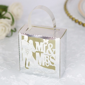 Détail d'une boîte à dragées argentée découpée au laser avec motif Mr & Mrs chic