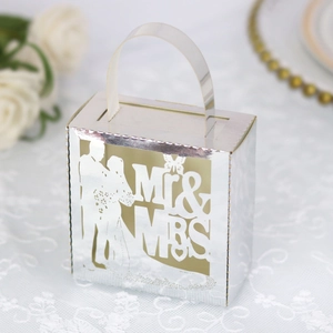 Détail boîte cadeau mariage argentée découpée au laser avec silhouette Mr & Mrs