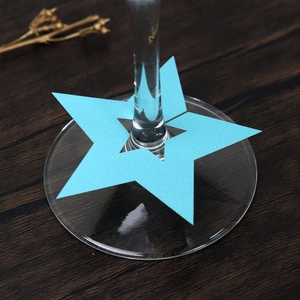 Tarjeta de mesa de papel azul cielo con forma de estrella para base de copa de vino