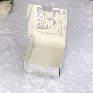 Vue détaillée du motif Mr & Mrs découpé au laser sur boîte à bonbons en papier perlé
