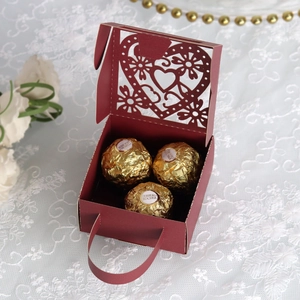 Macro detail van bordeaux lasergesneden bruiloft bedankdoosje met ruimte voor chocolade