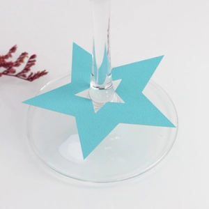 Tarjeta de lugar en forma de estrella azul cielo en tallo de copa con fondo blanco mínimo