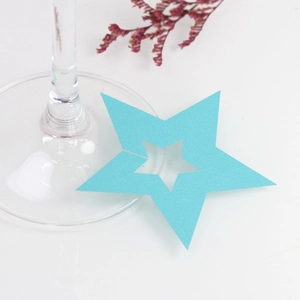 Detalle de tarjetas de mesa estrella azul claro para copas de vino con purpurina