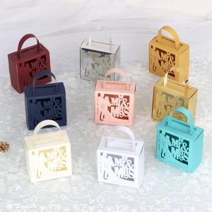 Boîtes à bonbons de mariage découpées au laser en plusieurs couleurs au design évidé élégant