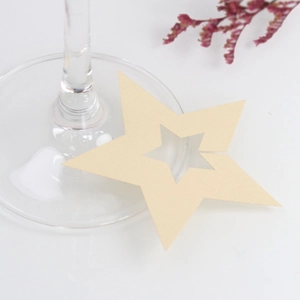 Detalle de tarjetas de copa con forma de estrella dorado champán para fiestas