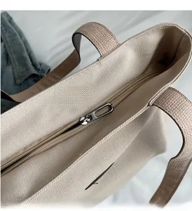 Détail de la fermeture éclair métallique et de la toile épaisse du sac fourre-tout