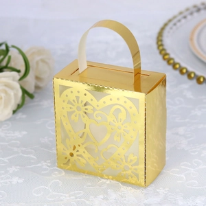 Macro-opname van gouden geschenkdoos met hartvormig patroon en handig handvat