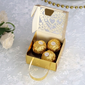 Detailopname van gouden lasergesneden hart huwelijksbedankje doosje met handvat luxe