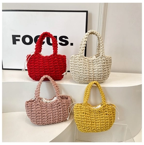 Dettaglio macro della borsa in maglia in quattro colori con fodera interna a coulisse