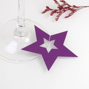 Vista macro de marcadores de copas morados en forma de estrella con diseño troquelado