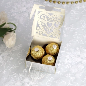 Lasergesneden witte geschenkdoos met hartpatroon, bloemmotieven en handige draagriem