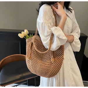Gros plan du sac cabas en maille crochet kaki avec détails glands et texture ajourée