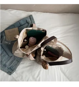 Vue détaillée de l'intérieur spacieux du cabas en toile beige avec diverses poches