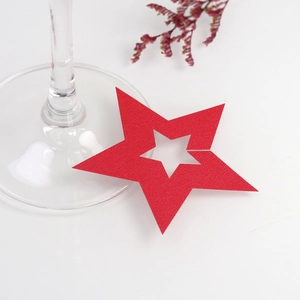 Vista macro de la tarjeta roja para copa de vino en forma de estrella de papel