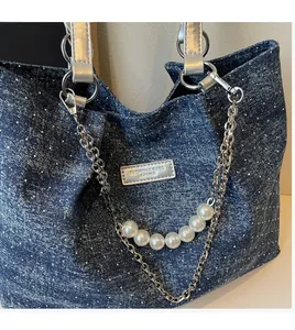 Detail der blauen Polka-Dot-Jeans-Tote-Bag mit Silberkette und weißen Perlenakzenten