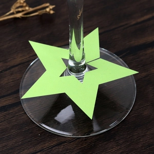 Vista macro de una tarjeta de copa de vino verde en forma de estrella decorativa