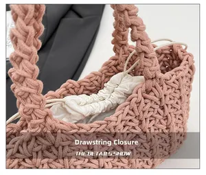 Detail der rosa Stricktasche mit gewebter Textur und weißem Innenfutter mit Kordelzug